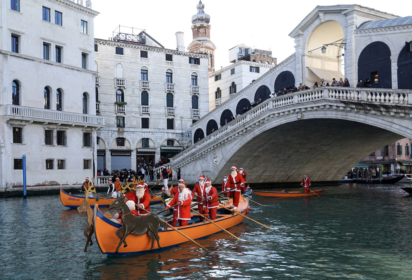 Papá Noel cambia el trineo por la góndola en Venecia