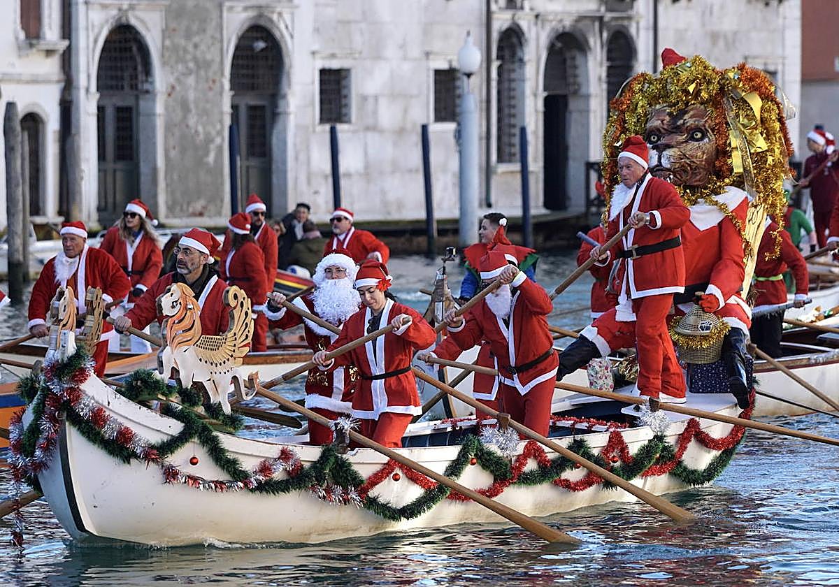 Papá Noel cambia el trineo por la góndola en Venecia