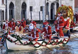 Papá Noel cambia el trineo por la góndola en Venecia
