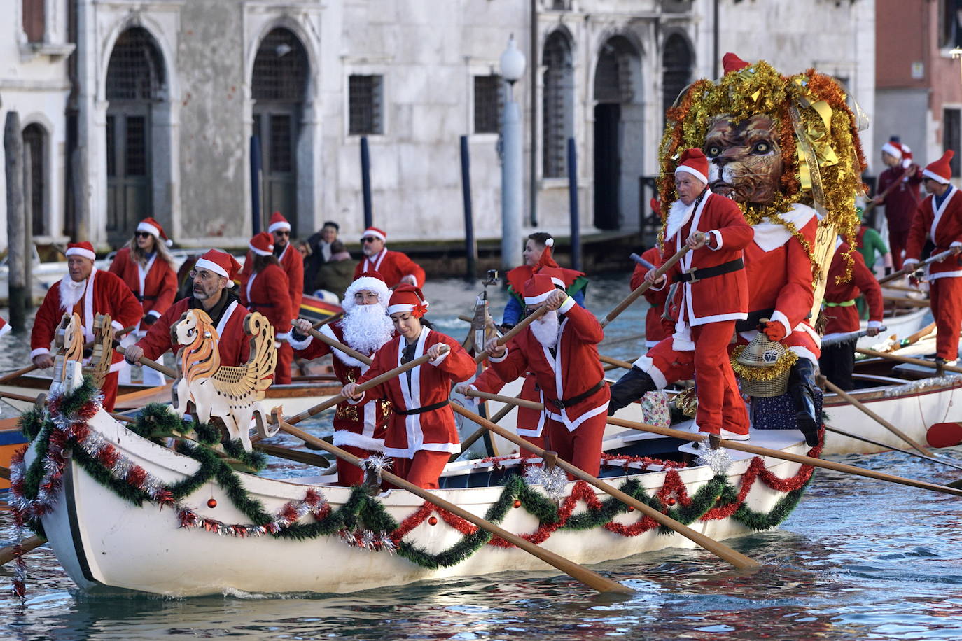 Papá Noel cambia el trineo por la góndola en Venecia