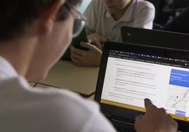 Alumnos de un colegio estudian con tablets.