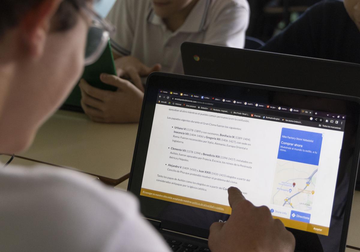 Alumnos de un colegio estudian con tablets.