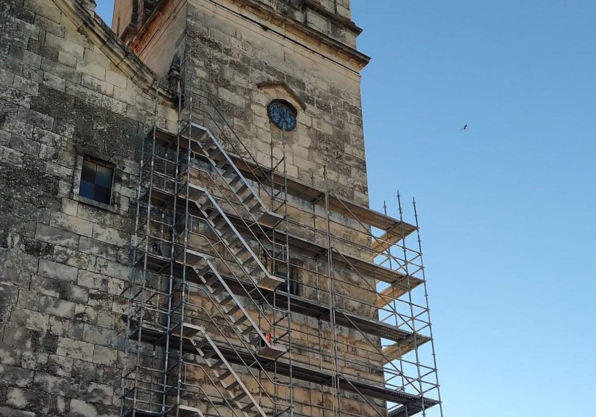 Andamios que se están instalando en el exterior de la iglesia de  Enguera.