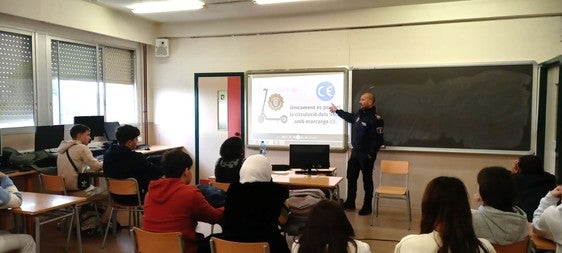 Charla en uno de los centros educativos de Carlet.