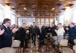 El escultor José Rausell a su llegada al salón de plenos.