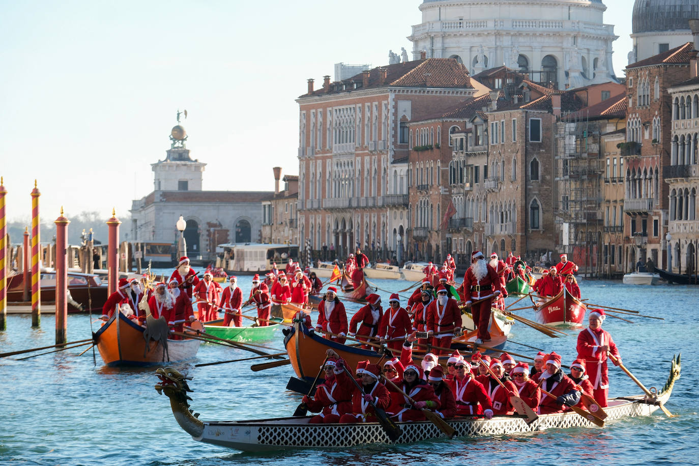 Papá Noel cambia el trineo por la góndola en Venecia