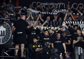 Efectivos de la policía nacional toman posiciones ante los ultras del Partizan.