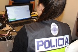 Policía revisa datos en un ordenador, en una imagen de archivo.