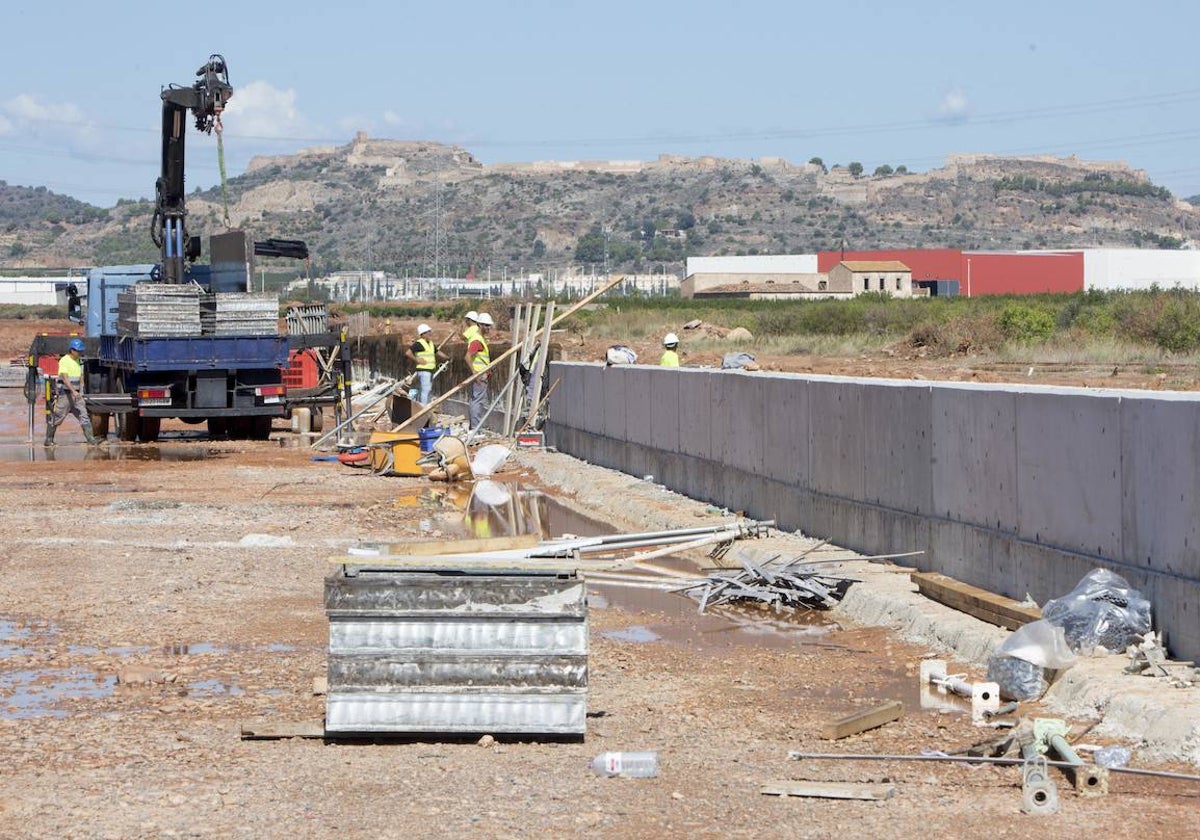 Trabajos en la parcela donde se levantará la gigafactoría de baterías de Volkswagen.