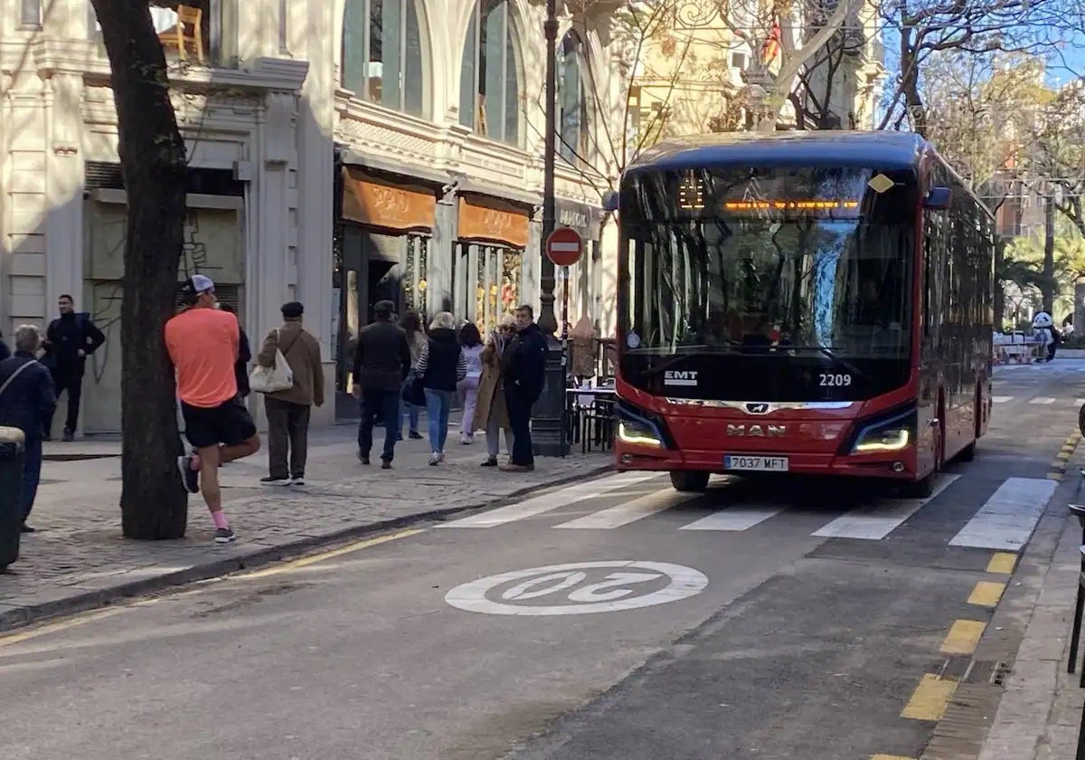 Un autobús de la C1 recorre el centro de Valencia, en una imagen de archivo.