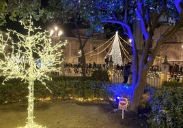 Jardín de la Generalitat con decoración navideña y árbol de la plaza de la Virgen.