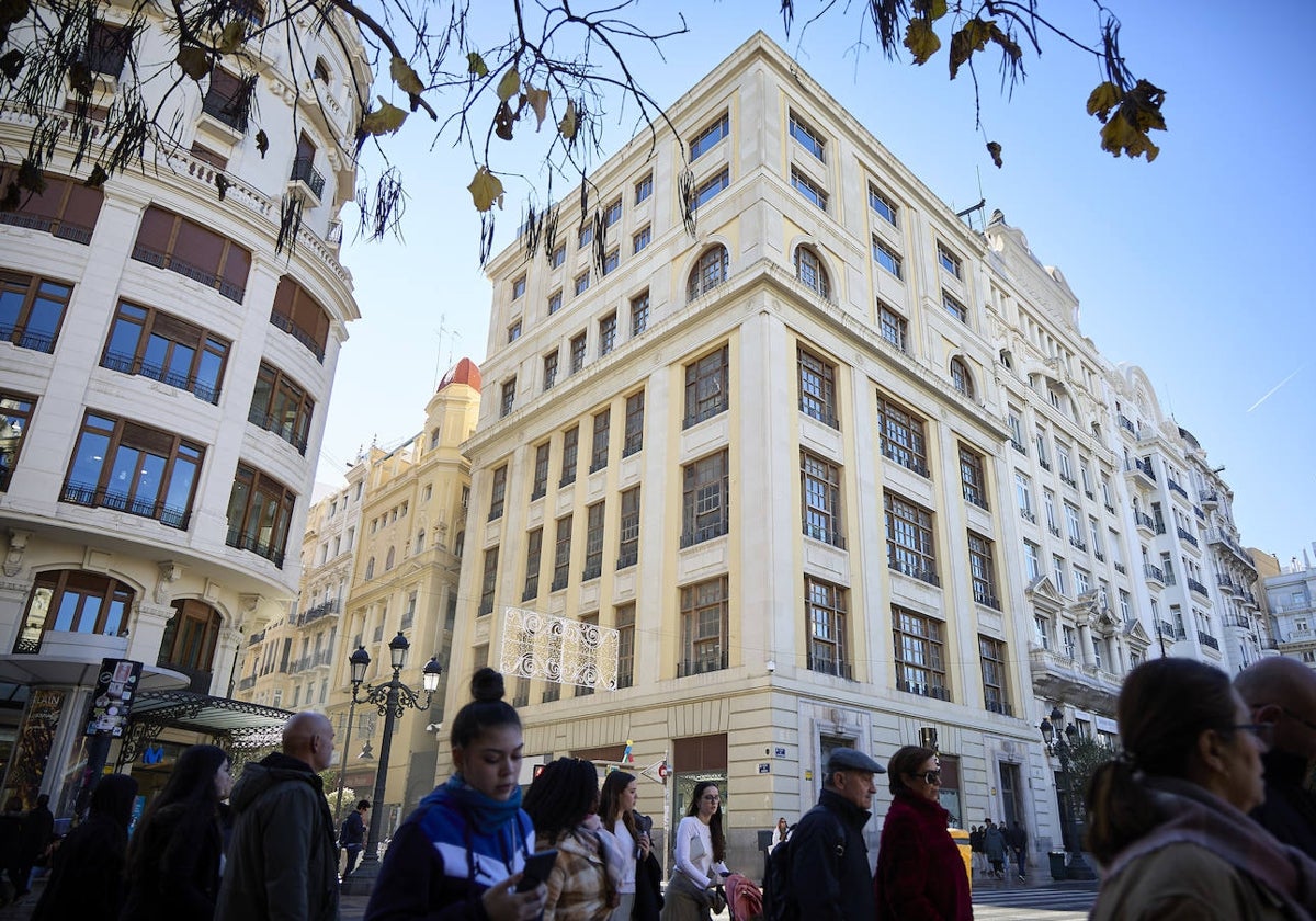 La antigua sede de Telefónica, a la derecha de la imagen.