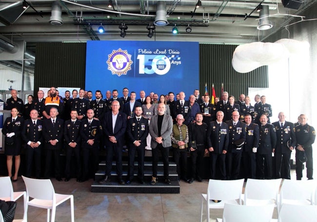 Autoridades con parte de la plantilla de la Policía Local y las personas que han recibido condecoraciones y felicitaciones.