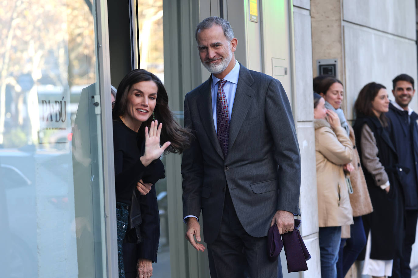 Los Reyes entran al restaurante Tabú.