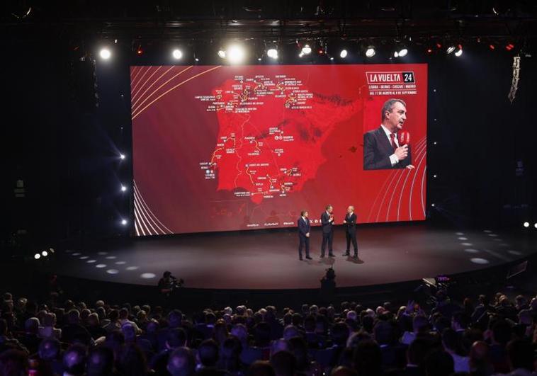 El director general de La Vuelta, Javier Guillén (c), participa de la presentación del recorrido de La Vuelta 2024 en Madrid.