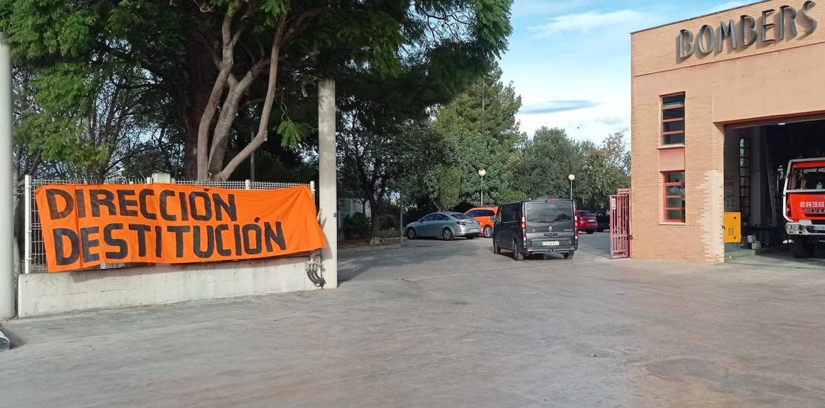 Pancarta de protesta en la puerta de un parque de Bomberos. .