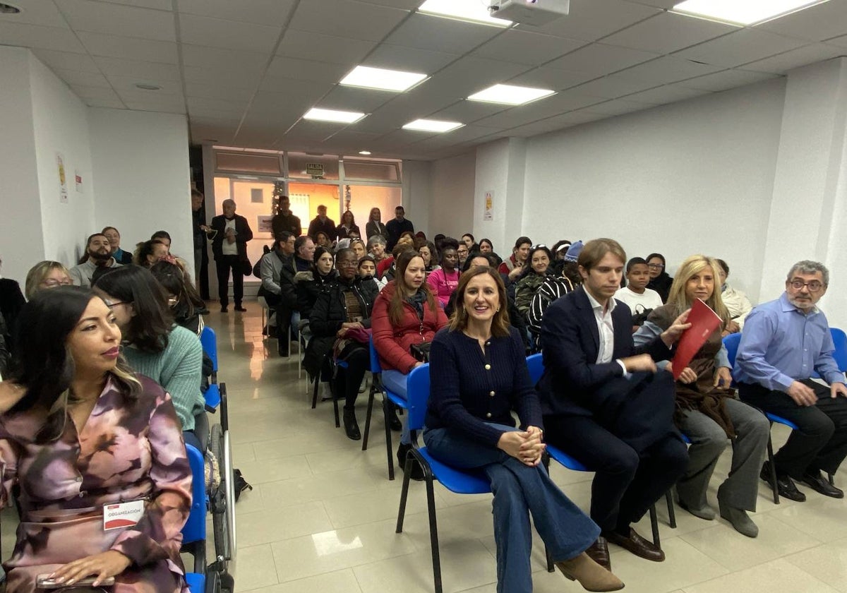 La alcaldesa de Valencia, María José Catalá, la edil Marta Torrado y el director general de Inclusión Social, Pedro Carceller, en Orriols.