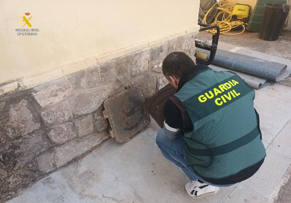 Arquetas recuperadas por la Guardia Civil.