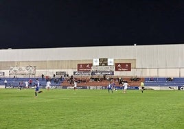 Un momento del partido entre el Alzira y el Atlético Saguntino en el Luis Suñer Picó.