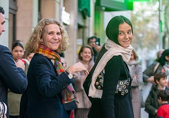 La infanta Elena junto a Victoria Federica al salir de la celebración de su 60 cumpleaños.