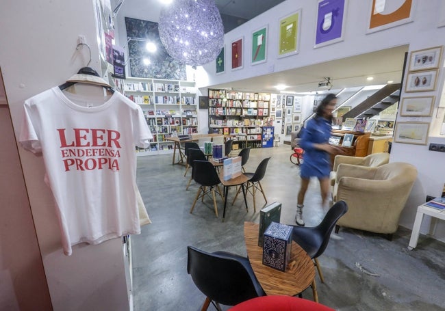 Dos décadas de resistencia literaria en la librería Ramon Llull.