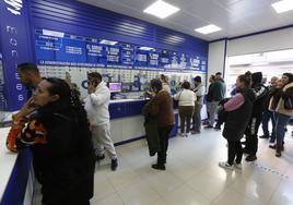 Colas para comprar lotería en una administración de Manises, este jueves.