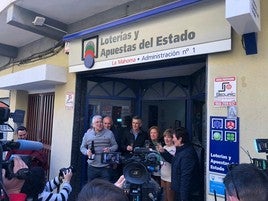 El loterio de Biar brina con champán tras conocer que ha vendido el tercer premio.