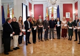 El Síndic Vicent Cucarella, junto a los miembros de la Mesa de Les Corts y los portavoces de los grupos.