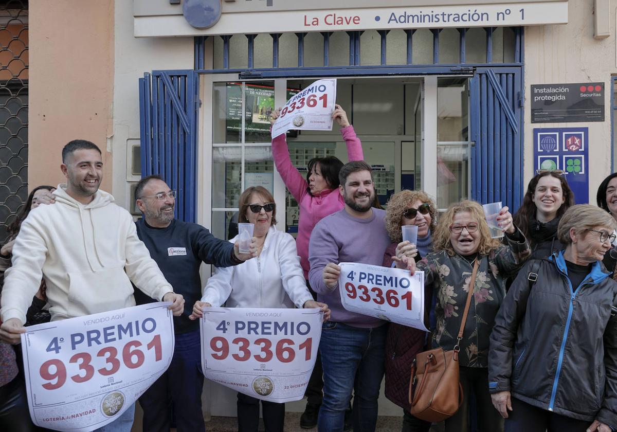 Vecinos de Alginet celebran el primer cuarto premio (número 93361) de la Lotería de Navidad 2023.