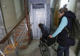 Propietaria de un inmueble, con un progenitor, en el ascensor en obras.