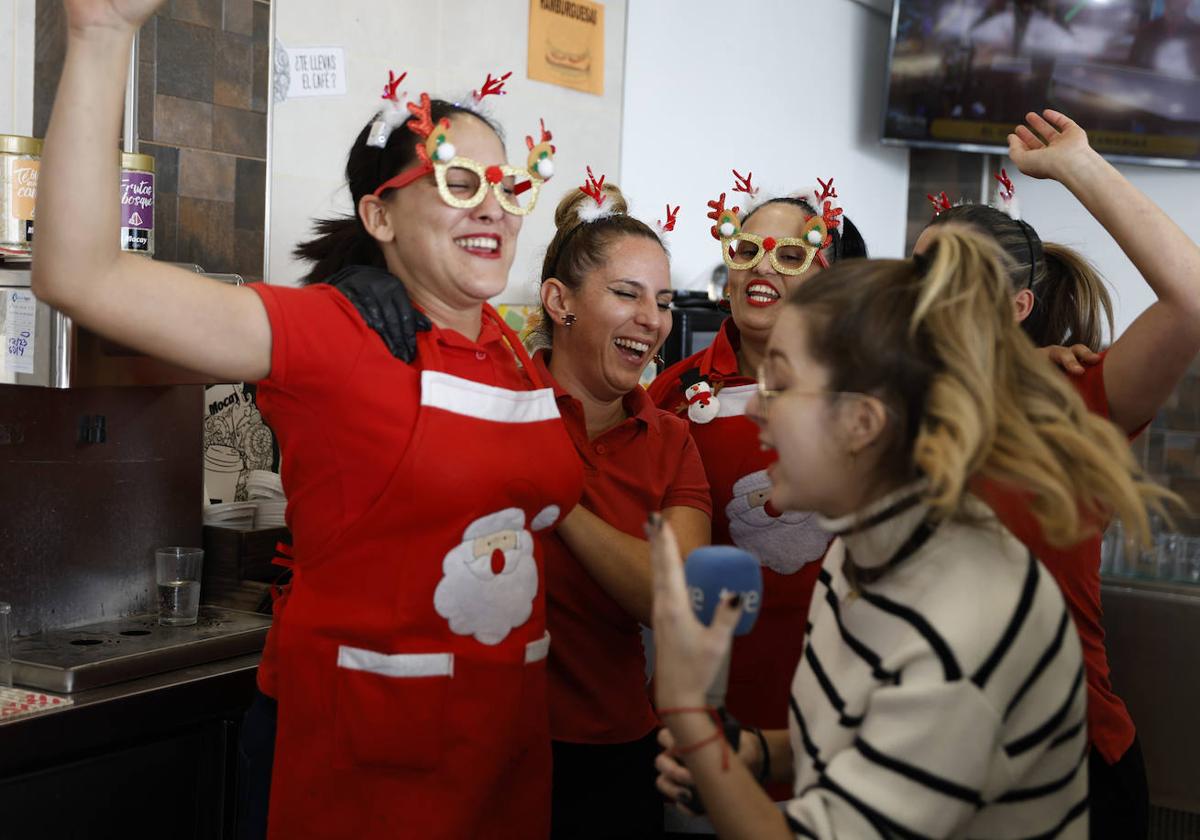 Empleadas de la gasolinera celebran los premios.