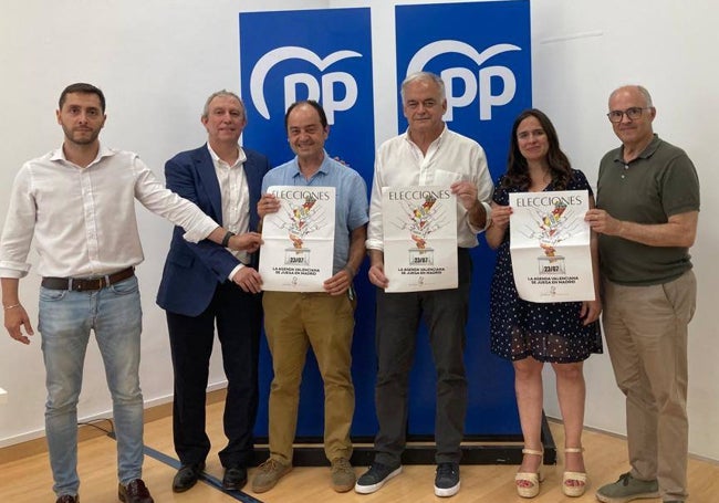 José-Ramón Chirivella (tercero por la izquierda) junto a los diputados del PP Esteban González Pons, Belén Hoyo y Fernando de Rosa y Javier Palao, decano de la Facultad de Derecho de la UV, en un acto en apoyo de la recuperación del derecho civil valenciano.