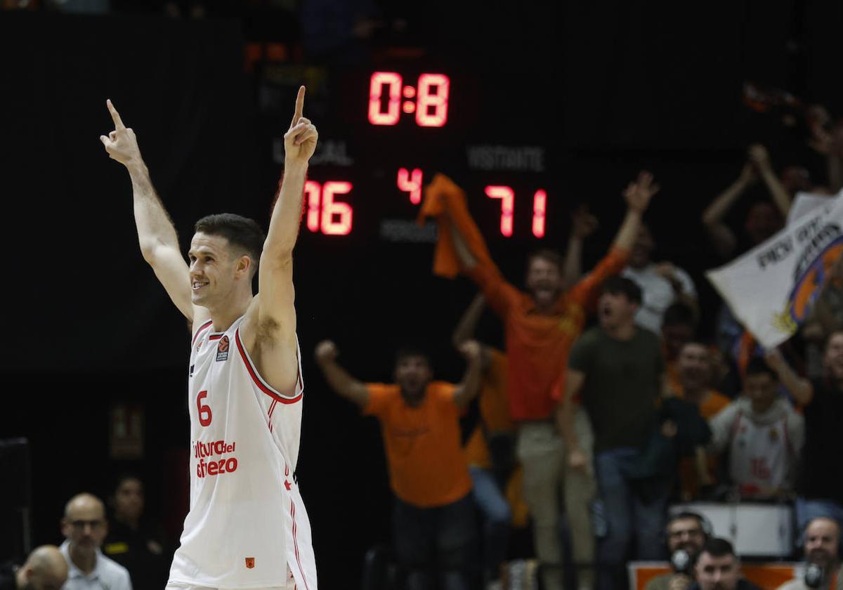 López-Arostegui, el gran protagonista del partido, celebra con la Fonteta la victoria.