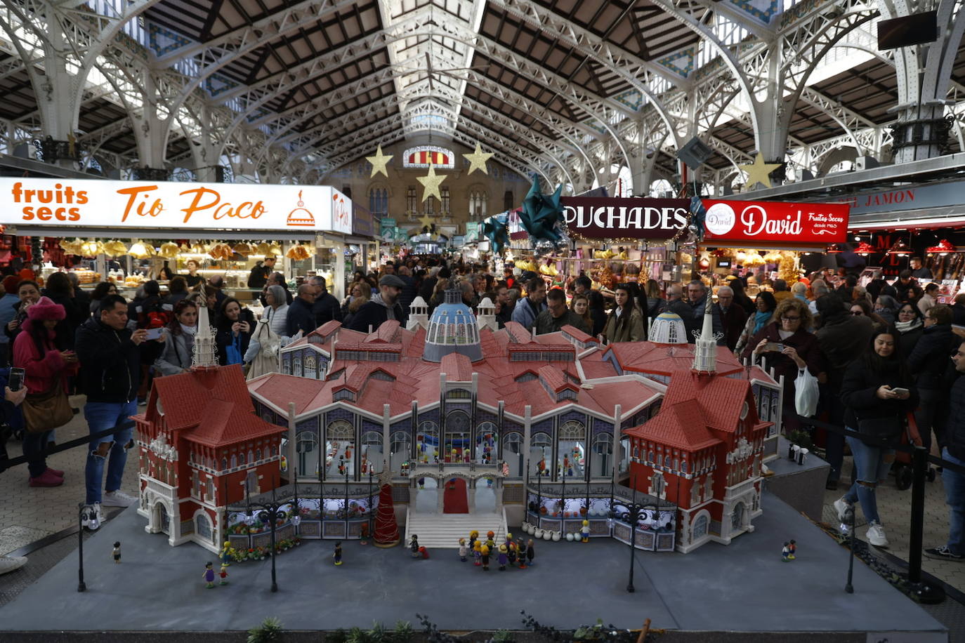 Llenazo en el Mercado Central de Valencia por las últimas compras navideñas