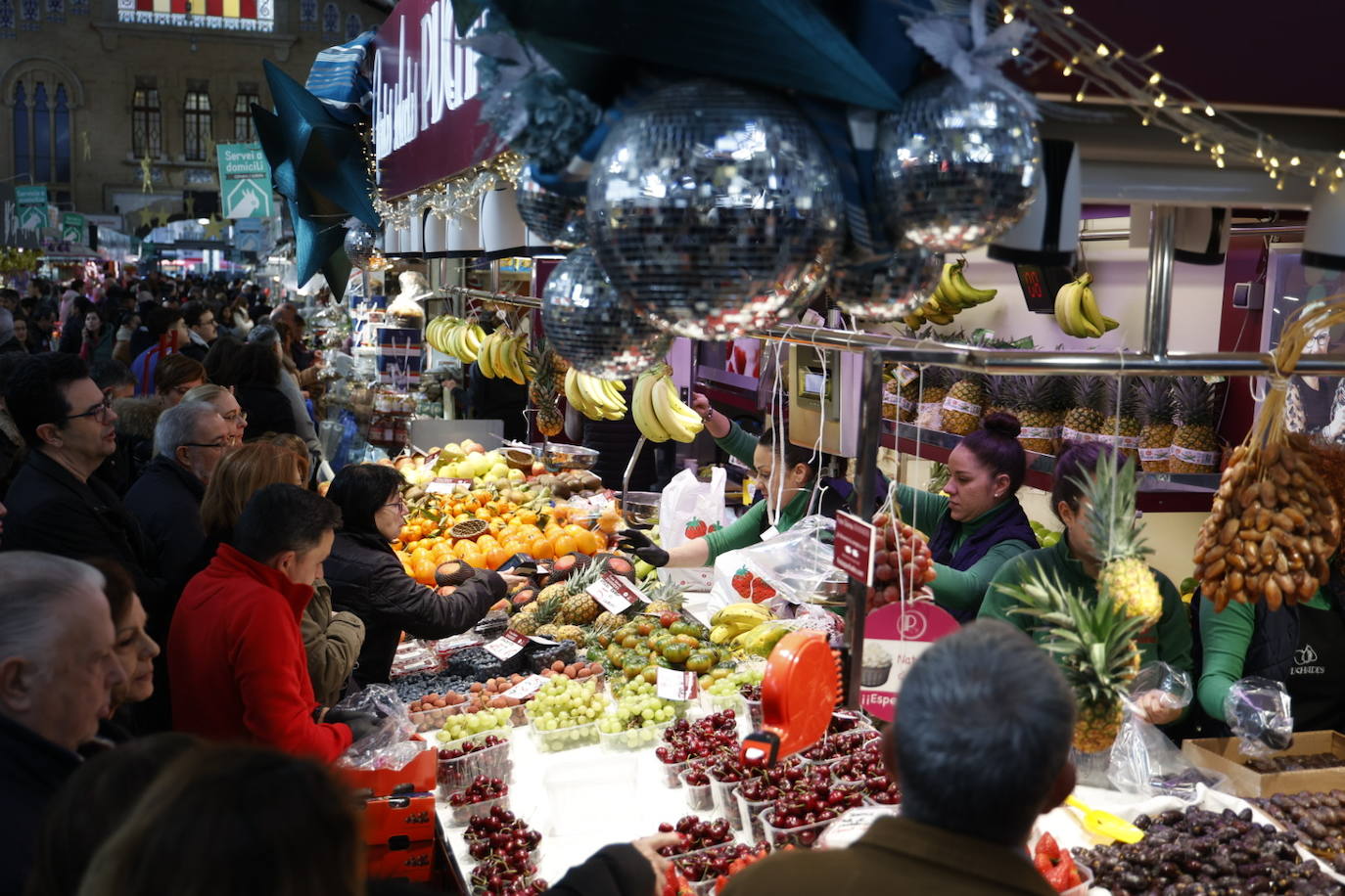 Llenazo en el Mercado Central de Valencia por las últimas compras navideñas