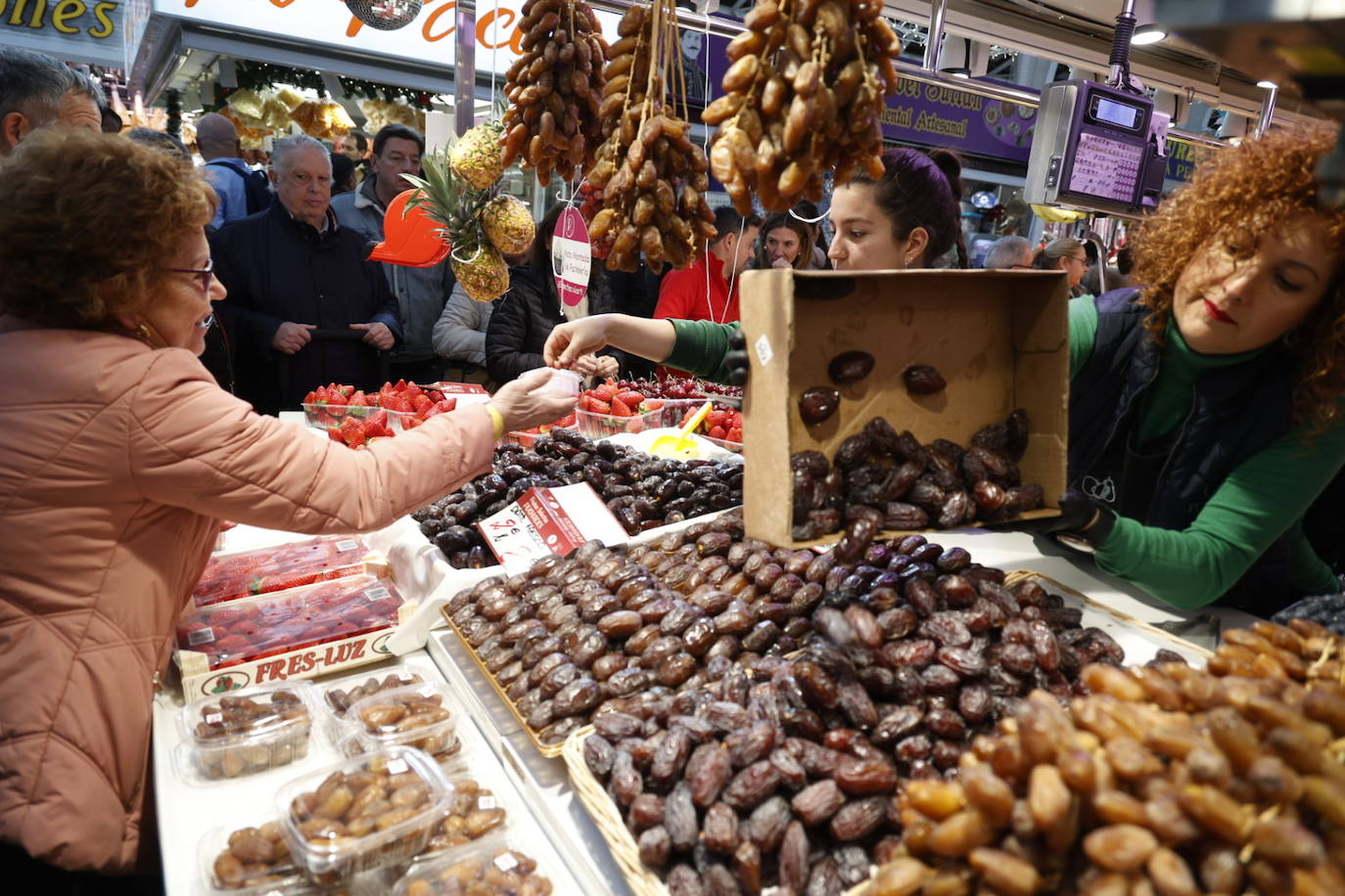 Llenazo en el Mercado Central de Valencia por las últimas compras navideñas