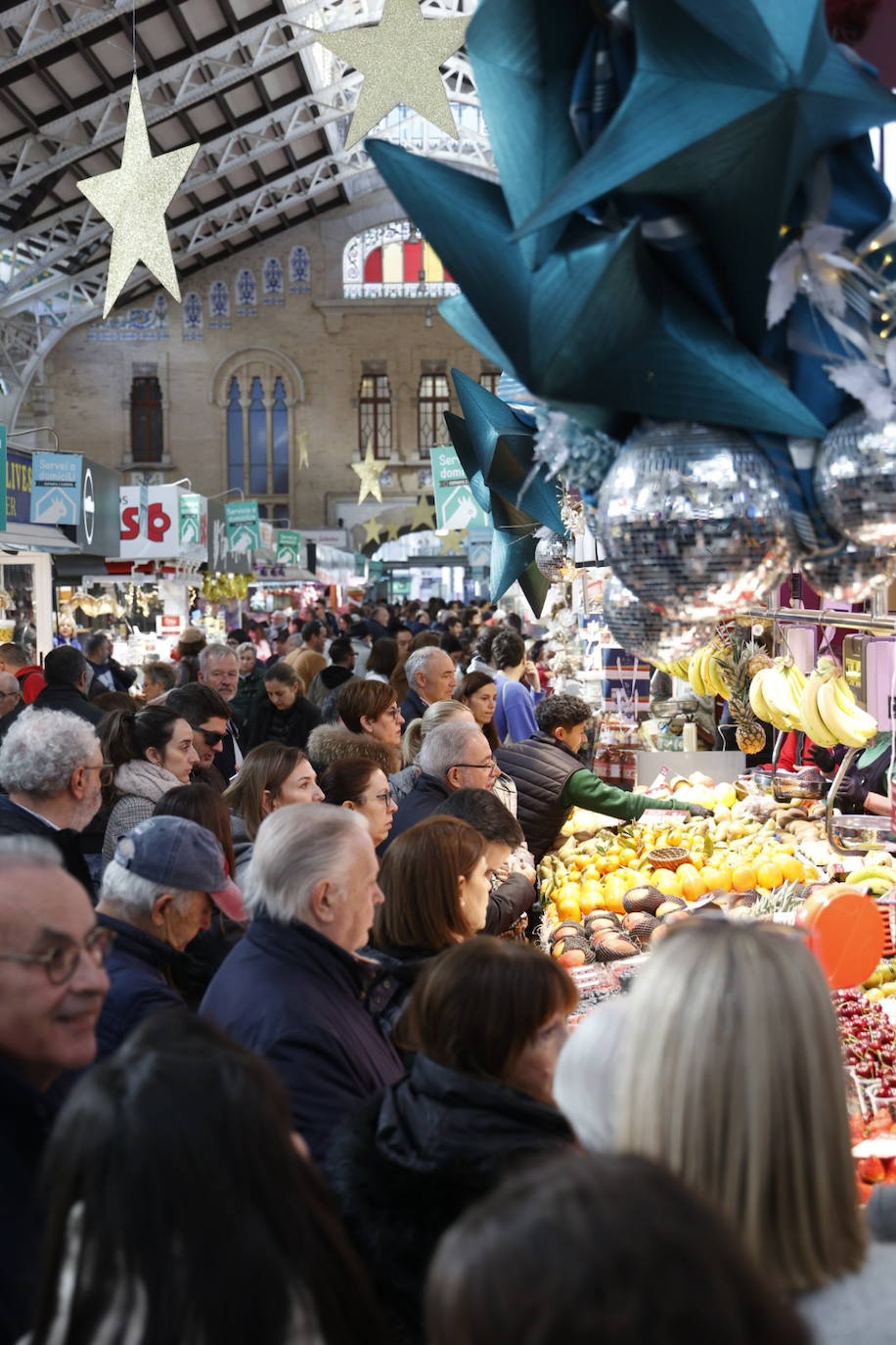 Llenazo en el Mercado Central de Valencia por las últimas compras navideñas