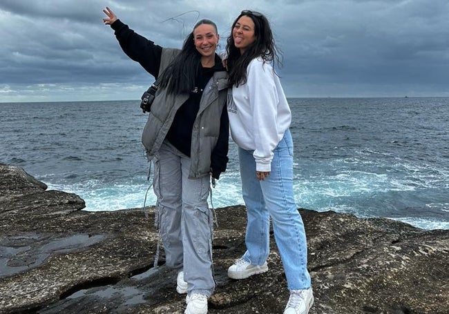 Carla Monsalve y su hermana, ambas de la Pobla de Farnals, en Australia.