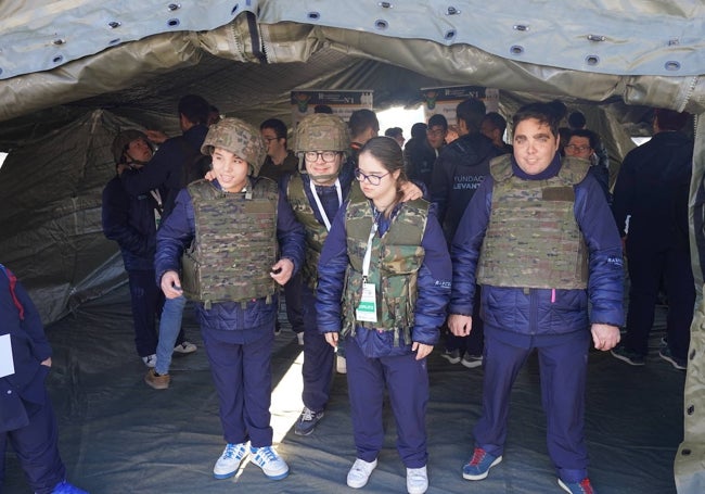 Las Fuerzas Armadas también ponen su granito de arena para hacer disfrutar a los asistentes.