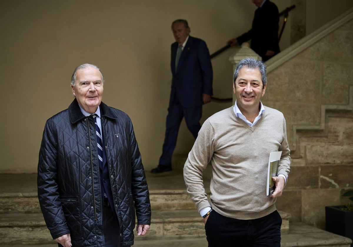 Vicente Barrera, junto al decano de la Real Academia de Cultura Valenciana, José Luis Manglano.