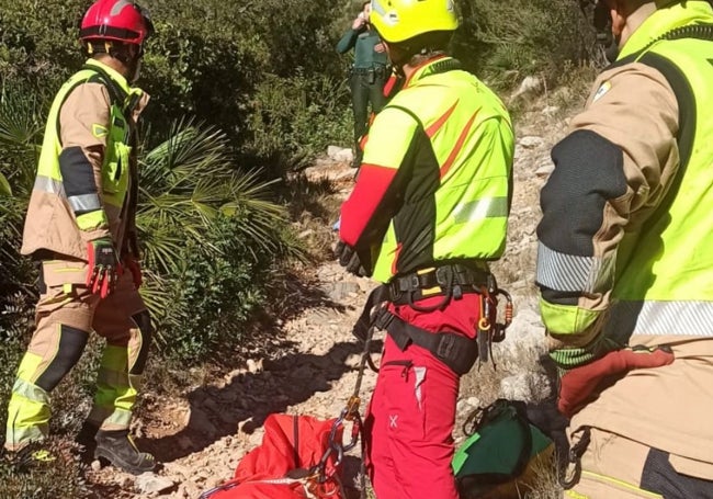 El equipo de bomberos que rescató el cuerpo del senderista.