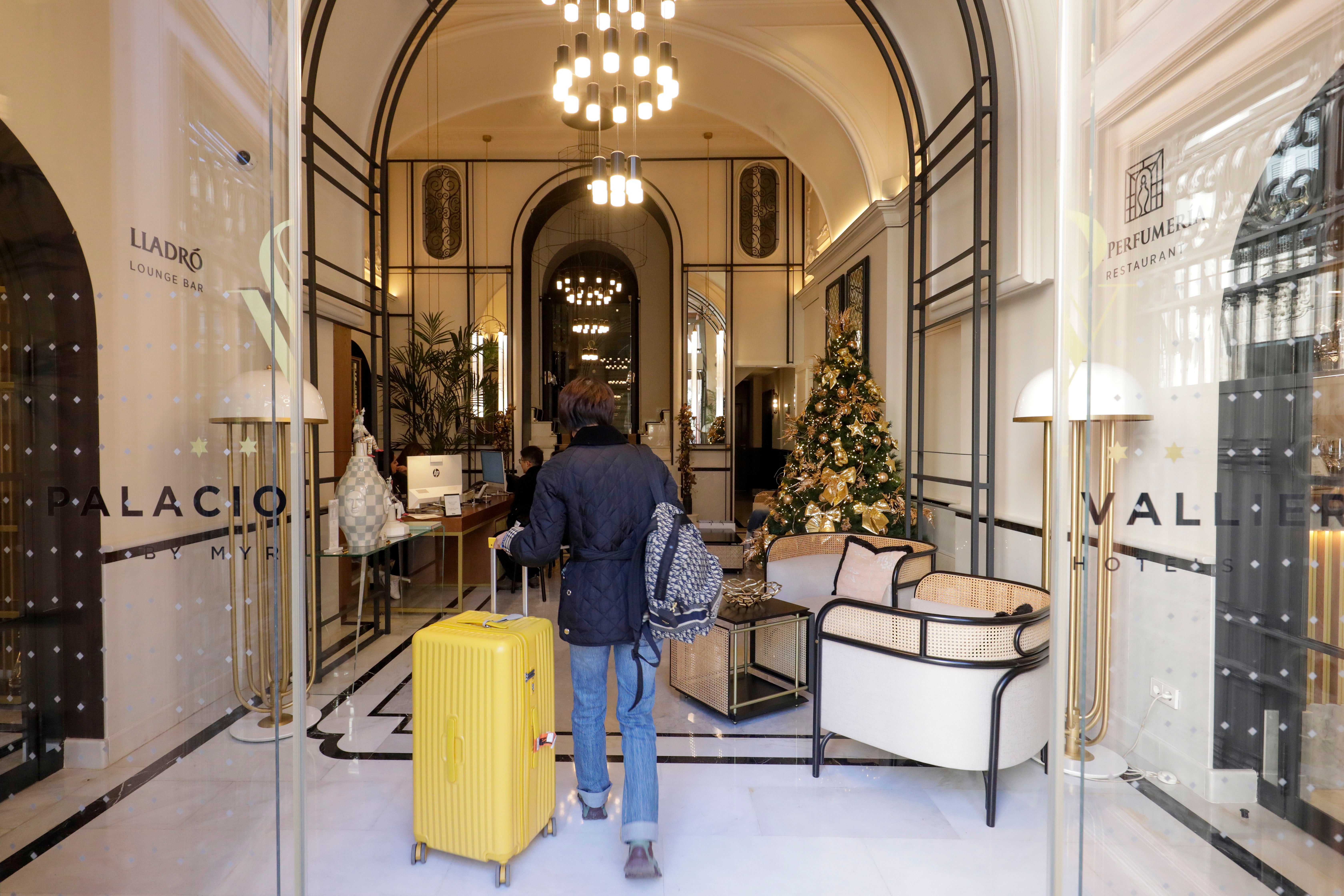 Imagen secundaria 1 - Arriba, la suite LLadró. Un cliente entrando en el Palacio Vallier. Las joyas exclusivas de Lladró que pueden lucir durante su estancia las ocupantes de la suite.