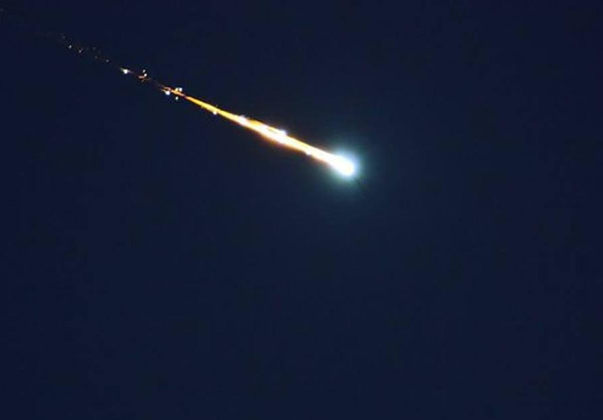 Bola de fuego atravesando el cielo, en una imagen de archivo.