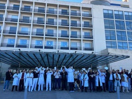 Trabajadores protestan en el hospital.