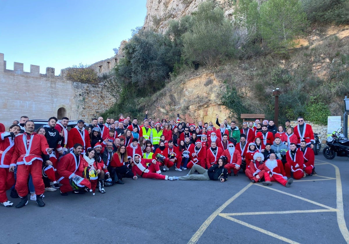 Participantes en la papanoelada del club Moto Ruta de Xàtiva.