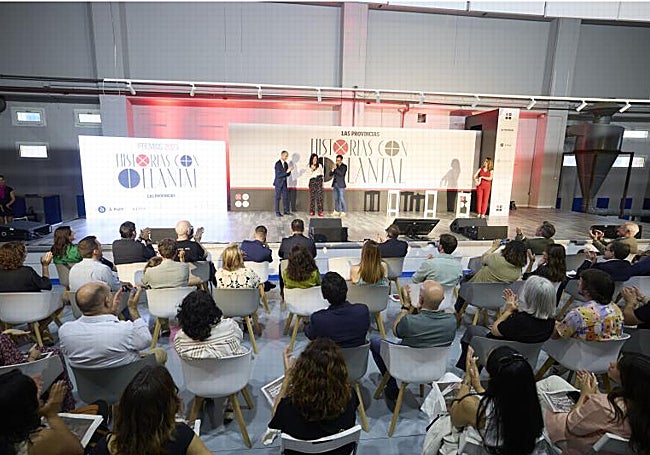 Entrega del premio a Cuchita Lluch en la gala de este año de Historias con Delantal.