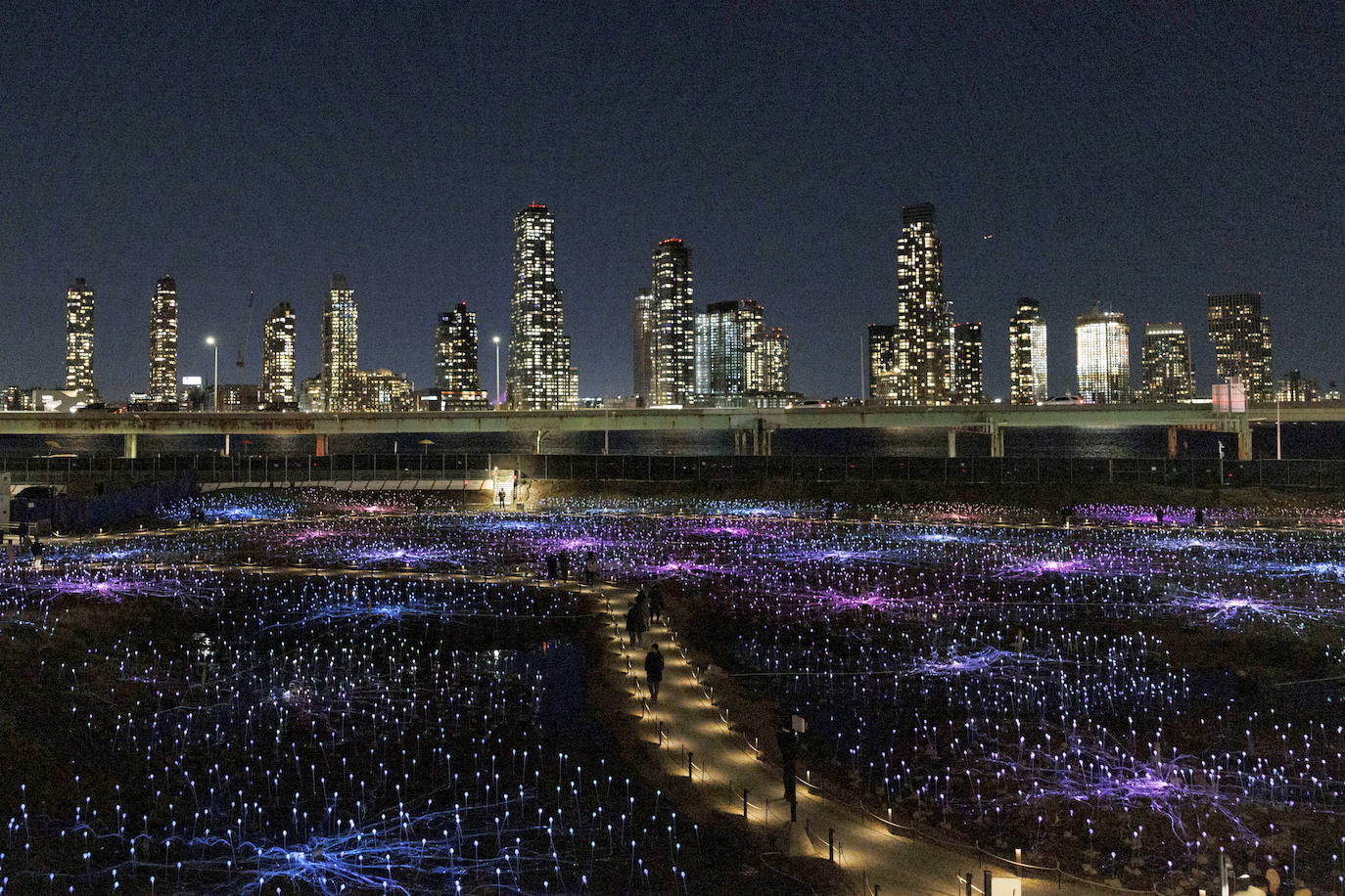 La Freedom Plaza de Nueva York se ilumina con una instalación de Bruce Munro