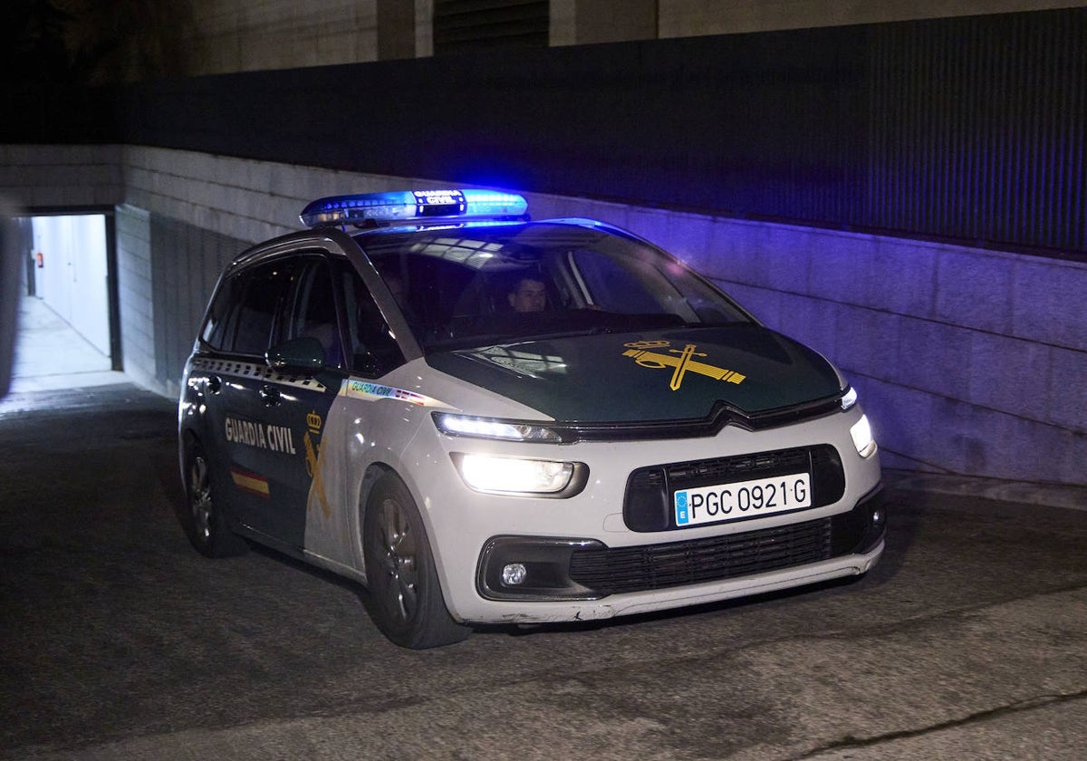 El coche de la Guardia Civil que condujo al sospechoso a la prisión de Picassent.