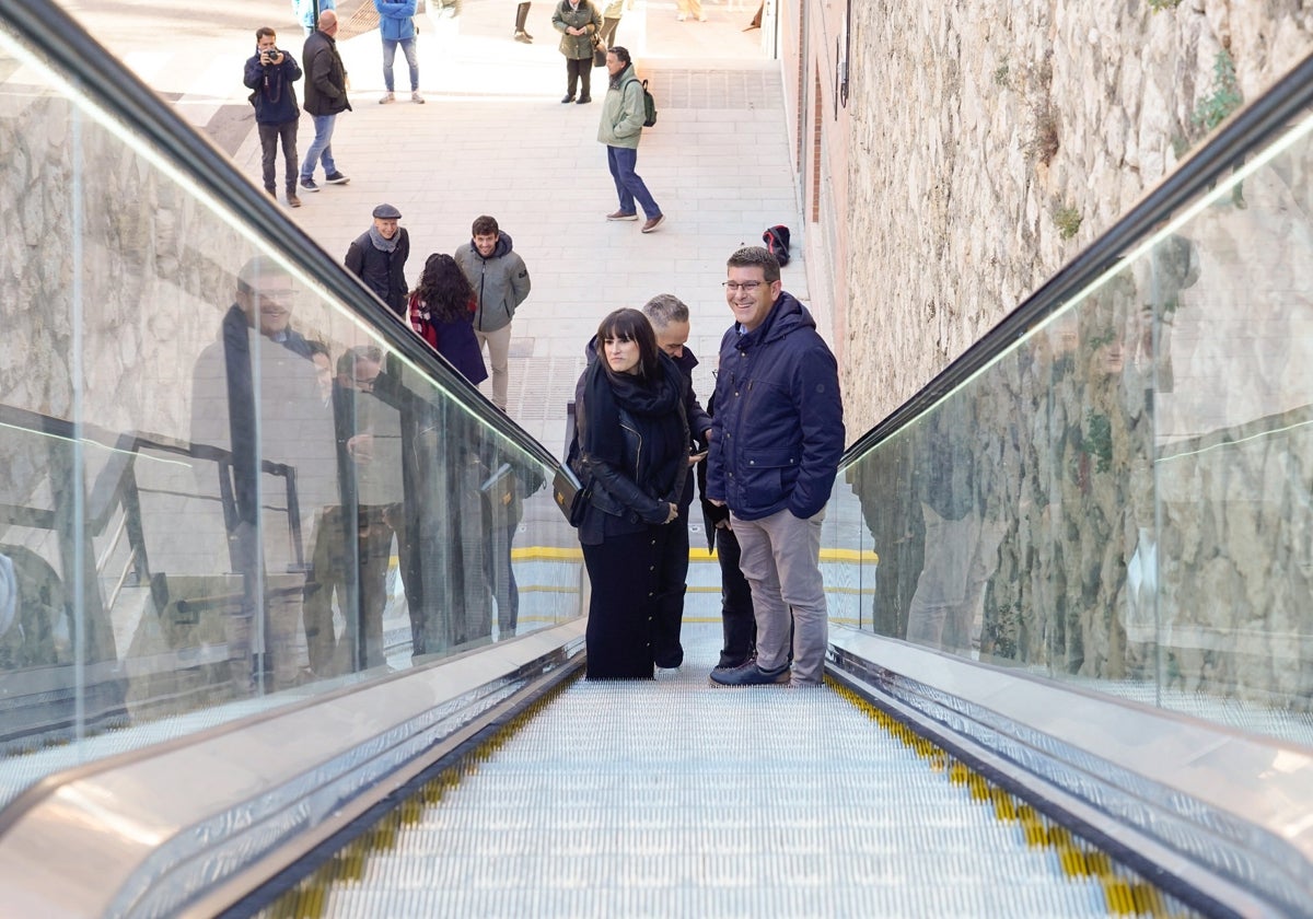 El alcalde y varios conejales estrenan la escalera mecánica ubana.