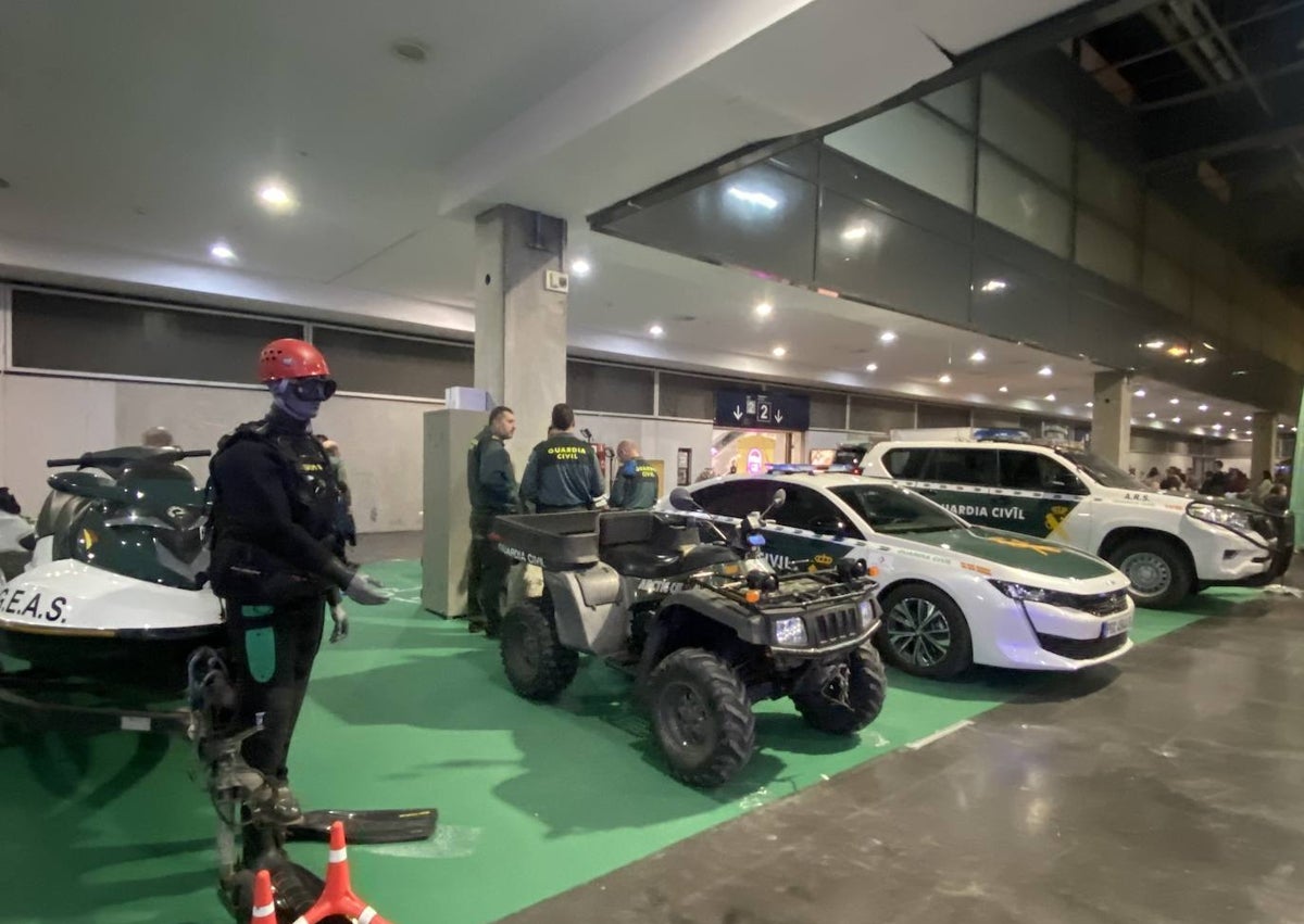 Imagen secundaria 1 - Pabellón con talleres de huellas dactilares de la Policía Nacional, presencia de vehículos de la Guardia Civil y del Ejército.